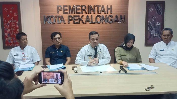 PENUTUPAN TPA - Wali Kota Pekalongan Achmad Afzan Arslan Djunaid (tengah) didampingi Wakil Wali Kota Pekalongan Balgis Diab (kanan) dan Sekda Kota Pekalongan, serta Kepala Dinas Lingkungan Hidup saat menggelar presscon terkait penutupan TPA Degayu. Pasca penutupan, Pemkot Pekalongan menetapkan status 'Darurat Sampah' dikarenakan terkait penutupan Tempat Pembuangan Akhir (TPA) Degayu oleh Kementerian Lingkungan Hidup.