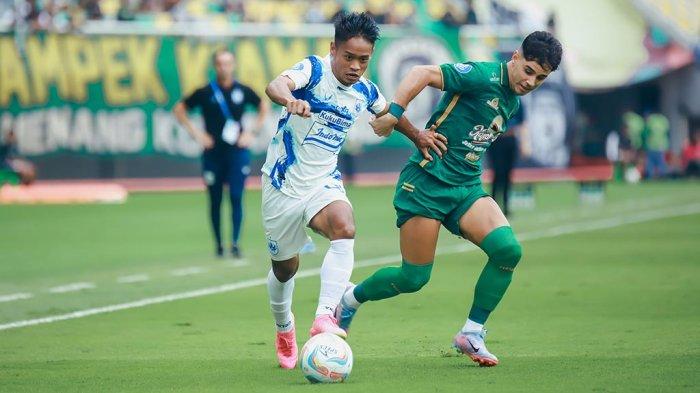 Duel pemain PSIS Semarang Fredyan Wahyu Sugiantoro dengan pemain Persebaya Surabaya Bruno Moreira dalam laga tunda BRI Liga 1 2023/2024 di Stadion Gelora Bung Tomo Surabaya, Selasa (30/1/2024) - ist