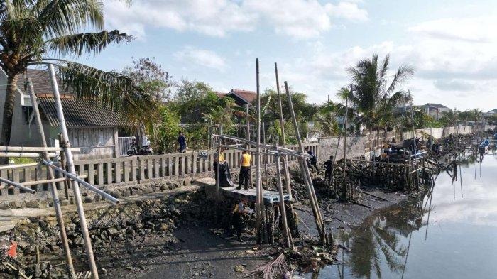 PT Kilang Pertamina Internasional (KPI) RU IV Cilacap turut serta dalam sinergi Program Kali Bersih (Prokasih) di Kali Yasa komplek TPI Tegalkatilayu, Kelurahan Tegalkamulyan, bersama Lanal Cilacap, Selasa (5/9/2023).