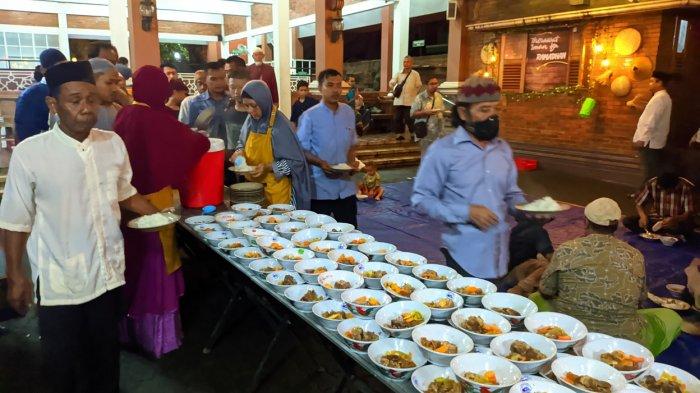 Kegiatan buka puasa bersama di Masjid Djauharotul Imamah Pati, Selasa (12/3/2024).
 