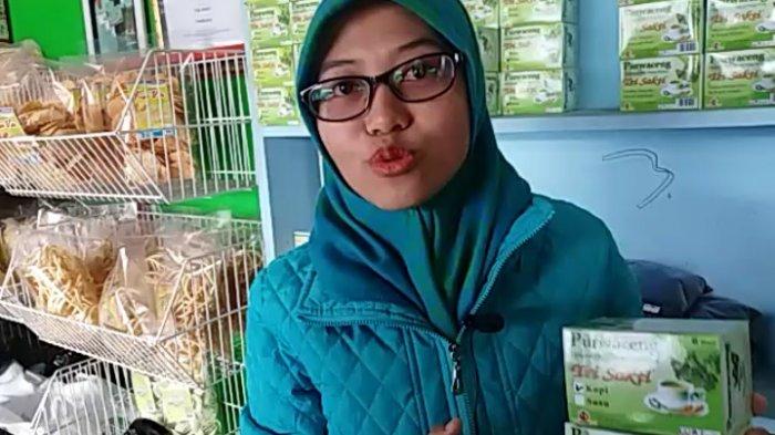 Pujiastuti pengelola produk Purwaceng Tri Sakti menunjukkan varian produk Purwaceng di tokonya