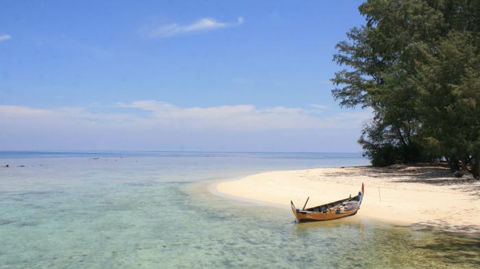 Perahu nelayan bersandar di pinggiran Pulau Cilik, Karimunjawa.