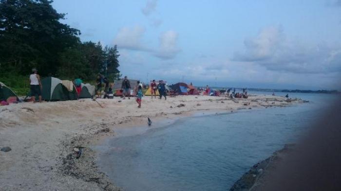 Suasana pantai Pulau Panjang Jepara.