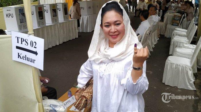 Putri Presiden ke-2 Soeharto, Siti Hediati Hariyadi, atau yang lebih dinekal dengan nama Titiek Soeharto menunjukan jarinya yang ditandai tinta usai menggunakan hak pilihnya pada Rabu (17/4/2019). Mayoritas anggota keluarga Cendana menggunakan hak pilihnya di di TPS 02 Jalan Cendana, Gondangdia, Jakarta Pusat.