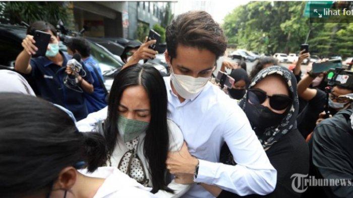 Selebgram Rachel Vennya bersama kekasihnya, Salim Nauderer dan sang manajer, Maulida Khairunia didampingi kuasa hukumnya tiba di Polda Metro Jaya, Jakarta Selatan, Kamis (21/10/2021). Mereka bertiga hadir untuk memenuhi panggilan penyidik atas kasus kabar ketiganya kabur dari Wisma Atlet Pademangan setelah tiga hari menjalani karantina Covid-19 usai berlibur dari luar negeri