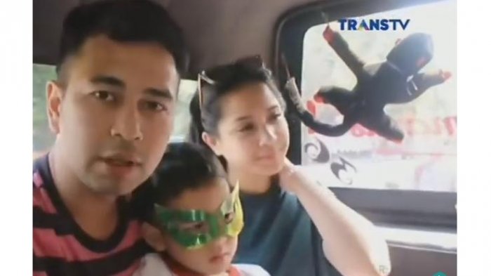Raffi Ahmad dan Nagita Slavina mengajak Rafathar naik angkot