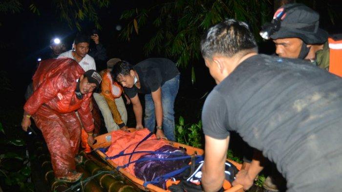 Salah seorang pendaki Gunung Marapi berhasil dievakuasi Tim SAR. Pendaki itu mengalami luka bakar seiring erupsi Gunung Marapi di jalur pendakian proklamator, Nagari Batu Palano, Agam, Sumatera Barat, Senin (4/12/2023) dini hari.