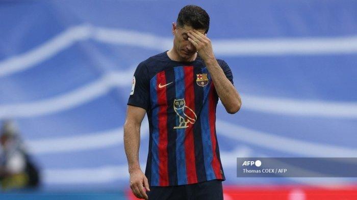 Reaksi kecewa penyerang Barcelona, Robert Lewandowski di akhir pertandingan sepak bola Liga Spanyol melawan tuan rumah Real Madrid di Santiago Bernabeu, pada 16 Oktober 2022.