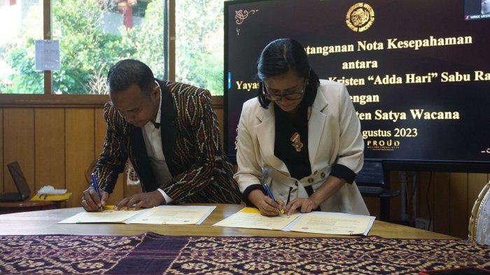 Rektor UKSW dan Ketua Yayasan Pendidikan Kristen Adda Hari Sabu Raijua ketika menandatangani nota kesepahaman