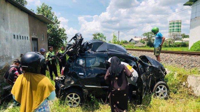 Kondisi mobil ringsek bagian depan dan belakang usai tertemper KA Matarmaja di Desa Kebonagung, Kecamatan Pakisaji, Kabupaten Malang, Minggu (18/2/2024).