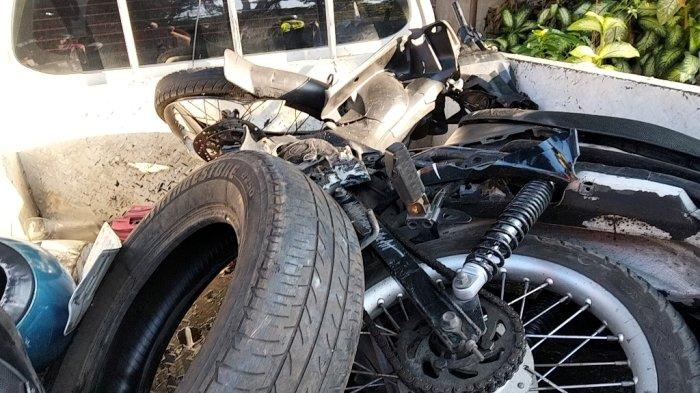 RINGSEK: Sepeda motor ringsek setelah terlibat kecelakaan di Jalan Dr Wahidin, Kaliwiru, Candisari, Kota Semarang, Rabu (14/5/2025). Seorang ibu diboncengkan anaknya tewas setelah motor adu banteng dengan mobil. (TRIBUN JATENG/RAHDYAN TRIJOKO PAMUNGKAS)