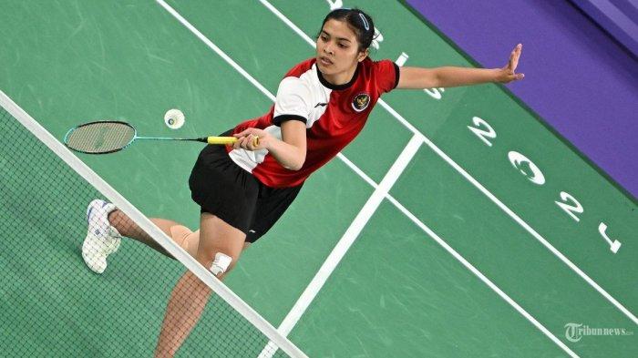 Tunggal Putri Indonesia Gregoria Mariska Tunjung melakukan pukulan melawan pemain Korea Selatan An Se-young dalam pertandingan semifinal bulu tangkis tunggal putri mereka pada Olimpiade Paris 2024 di Porte de la Chapelle Arena di Paris pada 4 Agustus 2024.