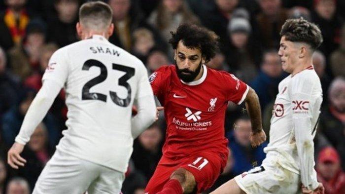Mohamed Salah (tengah), melepaskan umpan di antara penjagaan dua pemain Manchester United, Luke Shaw dan Alejandro Garnacho. Laga Liverpool vs Man United pada pekan ke-17 Liga Inggris 2023-2024 tersebut digelar di Stadion Anfield, Minggu (17/12/2023).
