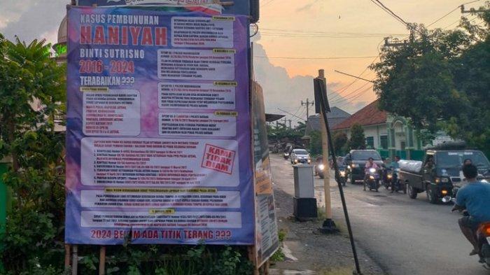 Baliho di pertigaan jalan Pasar Warungasem dan pertigaan jalan dekat Masjid Gapuro, Kecamatan Warungasem