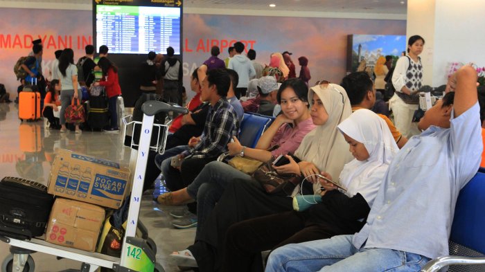Jelang Lebaran, peningkatan jumlah penumpang telah terasa di terminal bandara Ahmad Yani Semarang, Jumat (8/6).