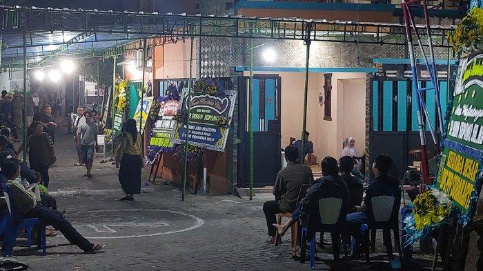 Suasana rumah duka Ketua DPC PPP Karanganyar, Imron Supomo di wilayah Desa Ngringo Kecamatan Jaten Kabupaten Karanganyar, Sabtu (11/11/2023) malam.