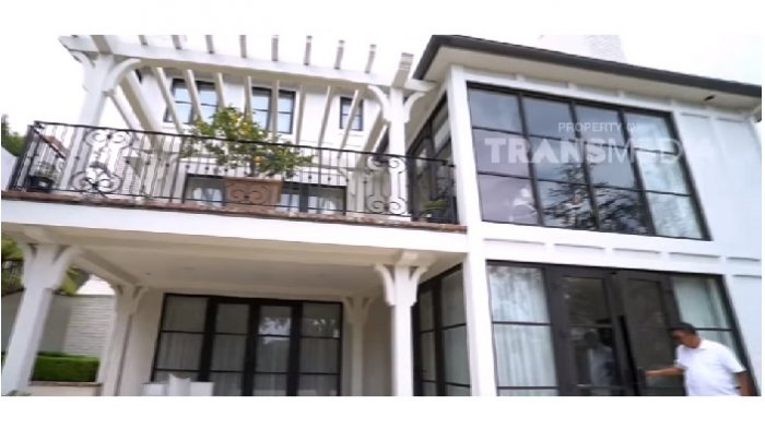 Rumah Nia Ramadhani dari depan