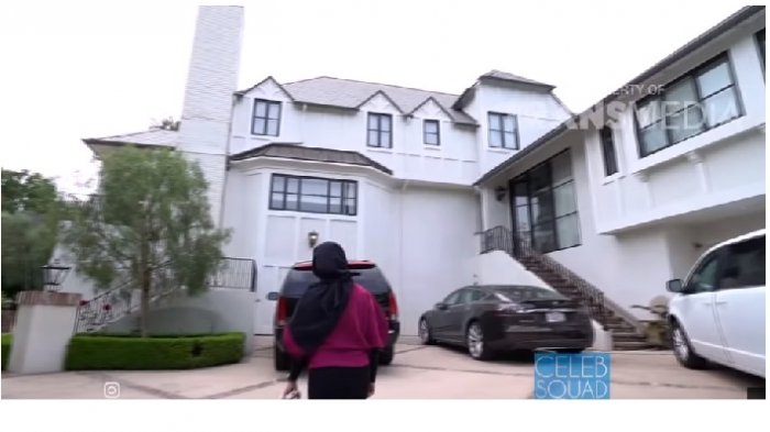 Bentuk rumah Nia Ramadhani memanjang ke samping