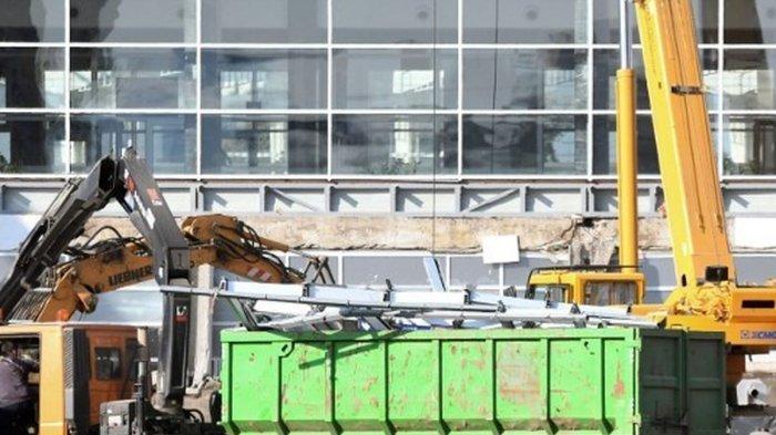 Personel tanggap darurat dan penyelamatan bekerja di lokasi runtuhnya atap beton luar stasiun kereta api di kota Novi Sad, Serbia utara, pada 1 November 2024.(AFP/NENAD MIHAJLOVIC)