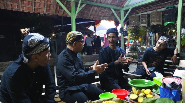Suasana cair kekeluargaan terlihat dari silaturahmi PT Semen Gresik dengan bersama-sama menyaksikan pentas pewayangan dalam rangka ruwatan agung Sedulur Sikep Samin Klopoduwur, Kabupaten Blora (5/8).