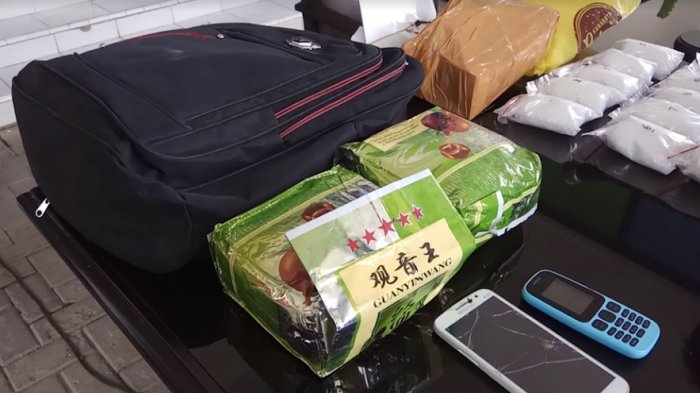 Dua kemasan teh cina warna hijau berisi dua kilogram sabu disita BNNP Jateng dari tangan Tri Yuwono (38), warga Kebumen.