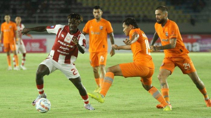 Pesepak bola Persis Solo, Moussa Sidibe (kiri) menggiring bola dan diadang pesepak bola Borneo FC, Adam Alis (tengah) dalam lanjutan pekan 3 Liga 1 2023/2024 antara Persis Solo vs Borneo FC di Stadion Manahan Solo, Sabtu (15/7/2023) malam