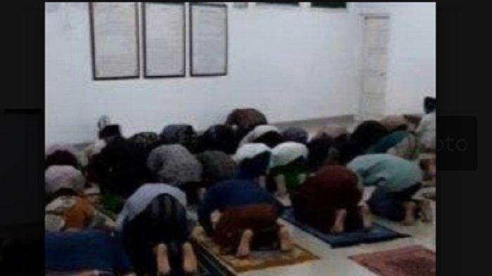 Pelaksanaan salat tarawih kilat di Pondok Pesantren Al-Quraniyah Desa Dukuhjati, Kecamatan Krangkeng, Kabupaten Indramayu, Selasa (12/3/2024) malam.