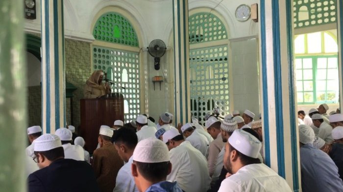Foto dokumentasi jemaah sedang menunaikan ibadah salat Idulfitri di Masjid Menara, Jl Layur, Kota Semarang, Jumat (15/6/2018). Bangunan masjid tersebut hanya diperuntukkan bagi kaum laki-laki saja.