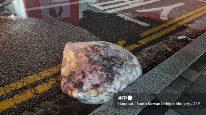 Foto selebaran yang diambil oleh Kementerian Pertahanan Korea Selatan antara malam tanggal 1 dan 2 Juni 2024 dan dirilis pada tanggal 2 Juni 2024 menunjukkan benda tak dikenal yang diyakini sebagai sampah Korea Utara dari balon yang melintasi perbatasan antar-Korea, di sebuah jalan di seoul. Korea Utara kembali mengirimkan balon pembawa sampah ke Korea Selatan pada tanggal 1 Juni, kata militer Korea Selatan, sehari setelah Seoul memperingatkan tindakan balasan terhadap aktivitas tersebut.