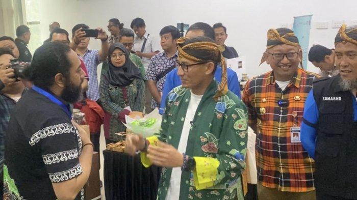 Menparekraf Sandiaga menyapa warga dan pelaku ekonomi kreatif (ekraf) dalam workshop peningkatan inovasi dan kewirausahaan kabupaten/kota kreatif (KaTa Kreatif) Indonesia di Gedung Sekretariat Daerah Kota Salatiga, Kamis (14/9/2023).