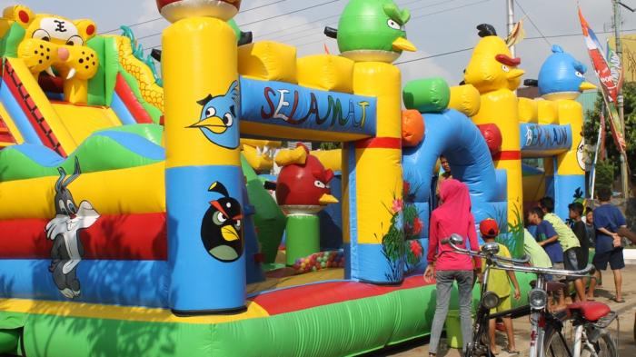 Istana balon merupakan satu di antara beberapa fasilitas permainan untuk anak-anak di Sanggaluri Park. 