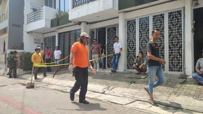 Tim Inafis Polrestabes Semarang menemukan sarung celurit yang digunakan pelaku untuk membacok korban hingga berujung tewas di depan Jalan Kartini II, Karangturi, Semarang Timur, Kota Semarang, Kamis (22/2/2024).
