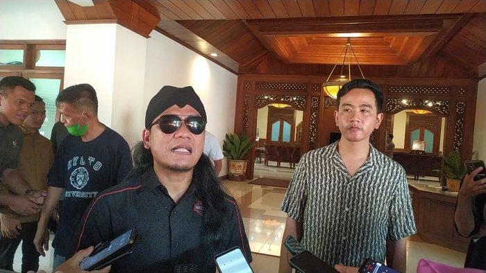 Gus Miftah saat Talkshow Kebangsaan di Pendhapi Gedhe Balaikota Surakarta didampingi Wali Kota Surakarta, Gibran Rakabuming Raka, Kamis (3/8/2023)

 