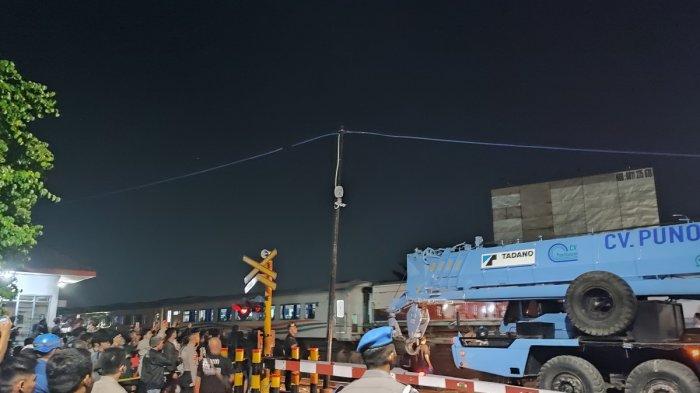 Kereta api Brantas 112 dari Jakarta menuju Surabaya berhasil melintas pertama kali pukul 22.45 WIB selepas menunggu evakuasi bangkai truk imbas kecelakaan kereta api vs truk tronton di palang pintu Madukoro, Semarang Barat, Kota Semarang, Selasa (18/7/2023).