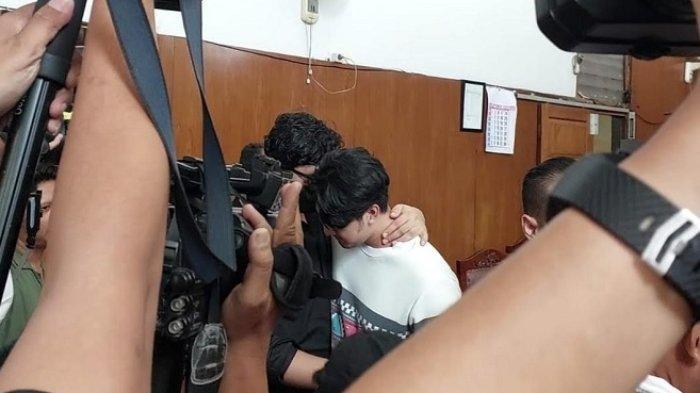 Momen Ammar Zoni luapkan emosinya dengan memeluk sang adik, Aditya Zoni usai sidang tuntutan di Pengadilan Negeri Jakarta Selatan, Jumat (8/9/2023).
