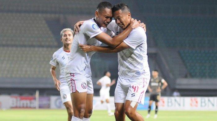 Arema FC mampu meraih kemenangan setelah mengalahkan Bhayangkara Presisi FC dalam lanjutan kompetisi Liga 1 2023/2024 pekan 11 yang berlangsung di Stadion Patriot Candrabhaga Bekasi, Jumat (1/9/2023).