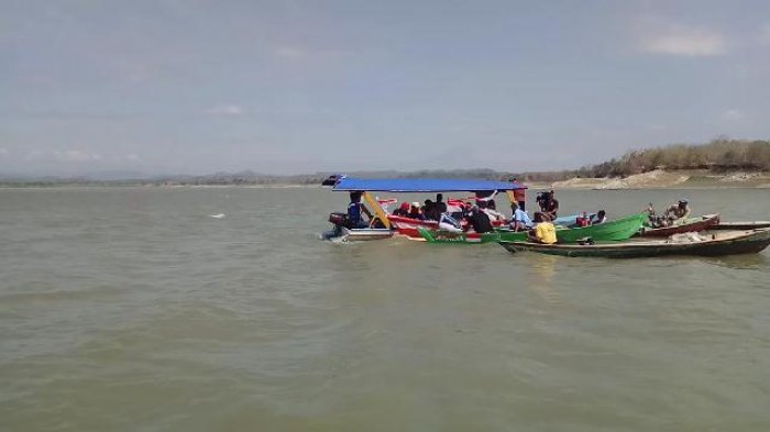 ILUSTRASI Aktivitas warga di Waduk Malahayu Brebes.