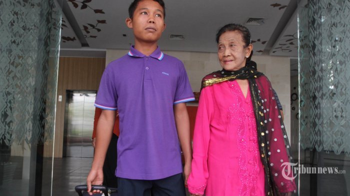 Slamet Riyadi (16) berfoto bersama istri barunya Rohaya (71) saat ditemui di Hotel Batiqa, Palembang, Selasa (11/7/2017). Slamet dan Rohaya merupakan pasang suami isteri yang perbedaan umurnya cukup jauh. 