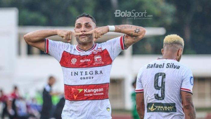 Selebrasi Jaimerson Xavier selepas mencetak gol ke gawang PSS Sleman di Stadion Madya, Senayan, Jakarta Pusat, Sabtu (25/9/2021).