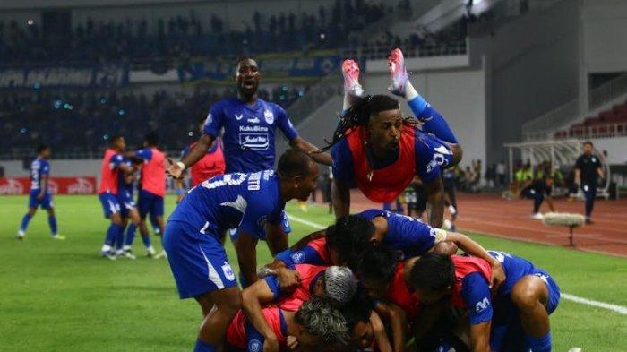 Selebrasi para pemain PSIS Semarang usai membalikkan kedudukan menjadi 2-1 atas Bhayangkara Presisi dalam laga pekan pertama BRI Liga 1 2023/2024 di Stadion Jatidiri Semarang, Senin (3/7/2023). Dalam laga ini PSIS berhasil memenangkan pertandingan menjadi 3-1.