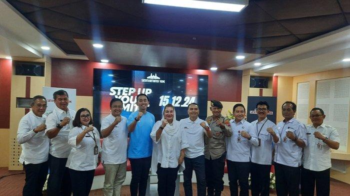 Wali Kota Semarang, Hevearita Gunaryanti Rahayu, Wakil Pemimpin Redaksi Harian Kompas Adi Prinantyo, serta Hung Cung Marketing Manager dari Le Minerale memberikan konferensi pers di Balai Kota Semarang, Rabu (30/10/2024). 