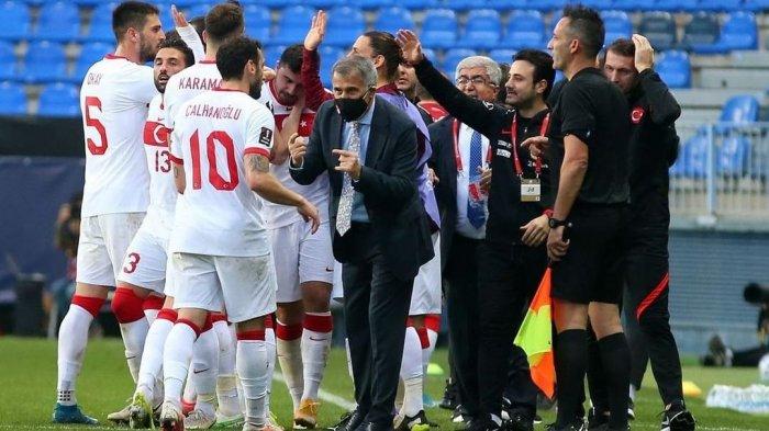 Senol Gunes ketika memberi pengarahan kepada anak asuhnya di timnas Turki