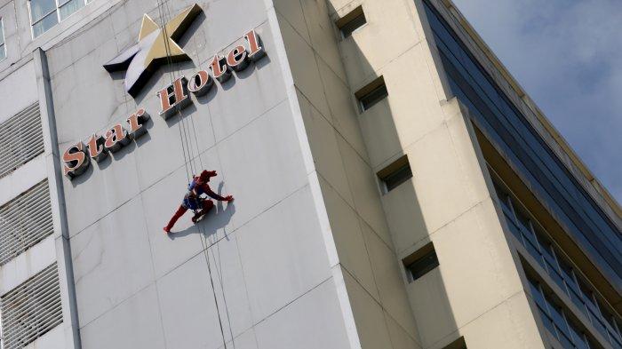 Heboh Spiderman Tercyduk Merayap di Star Hotel Semarang, Ternyata Ini