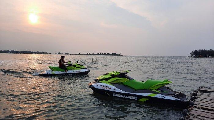 Seorang wisatawan sedang bermain jetaki di Pantai Marina, Rabu (19/5/2021). 