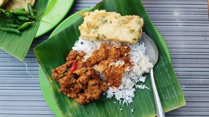 Seporsi nasi ponggol ketan dan gorengan hangat di Jalan Kapten Ismail, Kota Tegal.