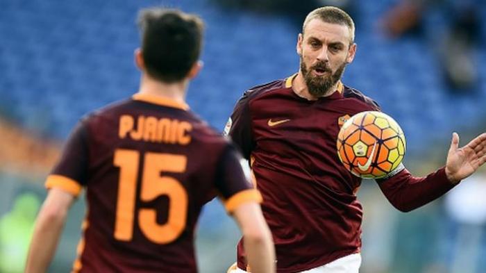 DOKUMENTASI Aksi Daniele De Rossi saat AS Roma menjamu Hellas Verona di Olimpico, Minggu (17/1/2016).