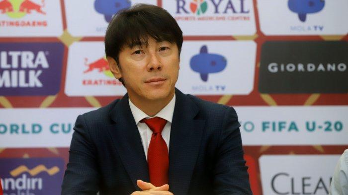 Shin Tae Yong pelatih timnas Indonesia dalam acara penandatanganan kontrak dan perkenalan di Stadion Pakansari, Cibinong, Kabupaten Bogor, Jawa Barat, Sabtu (28/12/2019).