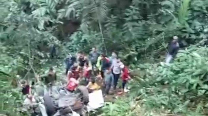 Warga evakuasi korban kecelakaan maut di Desa Deles, Kecamatan Bawang, Kabupaten Batang, Selasa (6/8/2024)