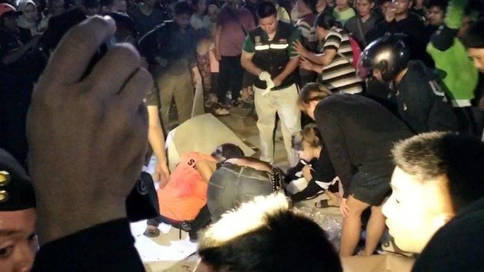 EVAKUASI: Proses pembersihan sisa-sisa kecelakaan di turunan tanah putih, sempat dikira oleh warga dan pengguna jalan bahwa ada jenazah tambahan karena darah di sekitar tumpukan kertas. (TRIBUNJATENG.COM/REZANDA AKBAR D)