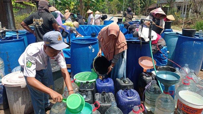 Kegiatan bakti sosial SMK Cordova Margoyoso mengirim bantuan air bersih ke wilayah terdampak kekeringan di Pati.